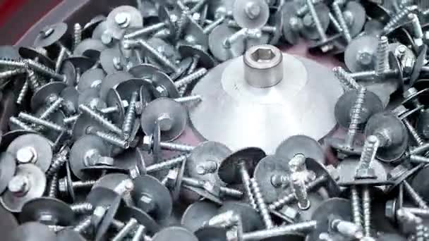 Metalen Producten Met Schroefdraad Verplaatsen Transportband — Stockvideo