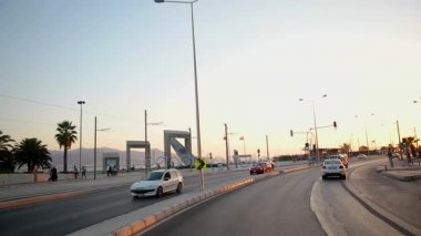 Izmir, Türkiye - Temmuz 2017: Izmir trafik ve şehir görünümünden araç vurdu içinde. Gün doğarken. Ağır çekim.