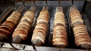 Kurtos Kalacs bir açık bir yangın yanındaki sokakta pişmiş geleneksel Macar tükürük pasta, et lokantası tarzı, kutlamalar düğün ve Noel gibi ilişkili olduğunu. Ağır çekimde atış.