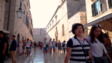 Temmuz 2017 - Dubrovnik, Hırvatistan. Şehirde seyahat turistler eski Dubrovnik Merkezi.