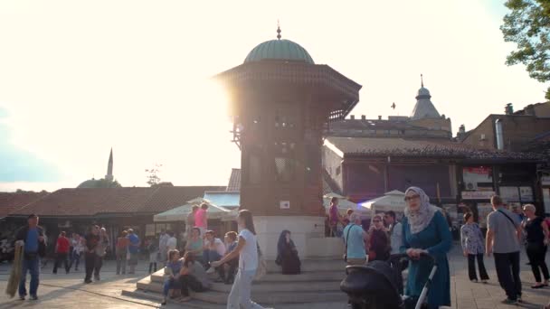 萨拉热窝 2017年7月 Sebilj 在萨拉热窝的老部分的中心与清真寺在背景在萨拉热窝 波斯尼亚并且 Herzegowina — 图库视频影像