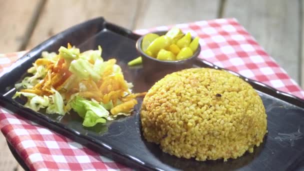 Arroz Bulgur Simples Com Salada Picles Girando Prato Preto Restaurante — Vídeo de Stock