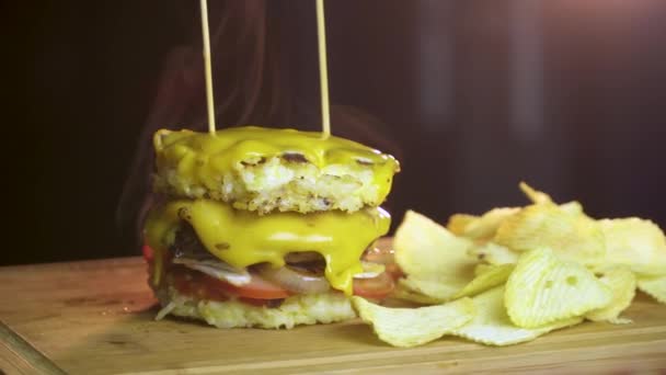 닭고기 토마토와 보드에 쇠고기 햄버거와 새로운 디자인 화이트 라이스 햄버거 — 비디오