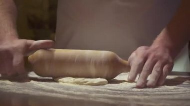Pizza veya pide hamuru pasta mutfak erkek elinde yakından yapma. Hamur şekillendirme çok çeşitli gıda maddeleri, yapım için habercisi olduğunu özellikle ekmek, bisküvi, kek, kurabiye, köfte, makarna