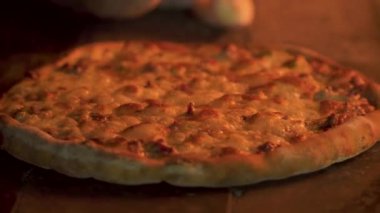 Lezzetli Arapça geleneksel fırında Ramazan Lahmacun veya yuvarlak Pide ekmek tavuk yumurta üst rustik ahşap ateş fırında pişirme üzerinde. Pide kıyılmış sığır eti ya da kuzu eti, peynir ve baharatlar.