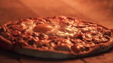 Lezzetli Arapça geleneksel fırında Ramazan Lahmacun veya yuvarlak Pide ekmek tavuk yumurta üst rustik ahşap ateş fırında pişirme üzerinde. Pide kıyılmış sığır eti ya da kuzu eti, peynir ve baharatlar.