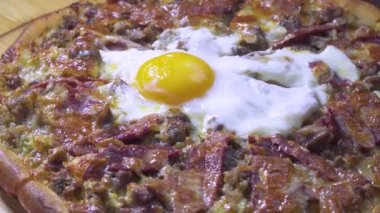 Lezzetli Türk ve Arapça geleneksel Ramazan yemek Pide, Lahmacun ve pide ile servis tabağı dönen yumurta. Yuvarlak, ince kıyılmış et, sebze ve otlar ile tepesinde hamur parçası