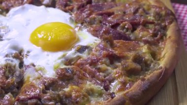 Lezzetli Türk ve Arapça geleneksel Ramazan yemek Pide, Lahmacun ve pide ile servis tabağı dönen yumurta. Yuvarlak, ince kıyılmış et, sebze ve otlar ile tepesinde hamur parçası