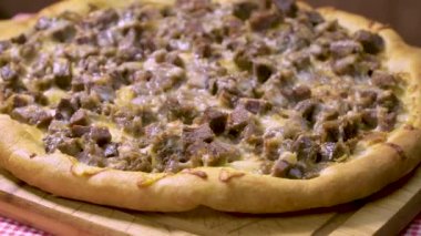 Türkçe ve Arapça geleneksel Ramazan yemek Pide bambu kesme tahtası üzerinde kıyılmış et ile. Ahşap ateş fırında pişmiş