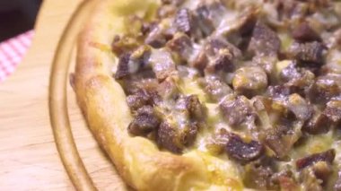 Türkçe ve Arapça geleneksel Ramazan yemek Pide bambu kesme tahtası üzerinde kıyılmış et ile. Ahşap ateş fırında pişmiş
