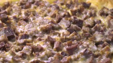 Türkçe ve Arapça geleneksel Ramazan yemek Pide bambu kesme tahtası üzerinde kıyılmış et ile. Ahşap ateş fırında pişmiş