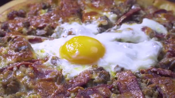 おいしいトルコ アラビア語伝統的なラマダン食品 Pide Lahmacun とトルコ風ピザであり回転平板上に卵します ミンチ肉 野菜およびハーブをトッピング生地のラウンド 薄い部分 — ストック動画