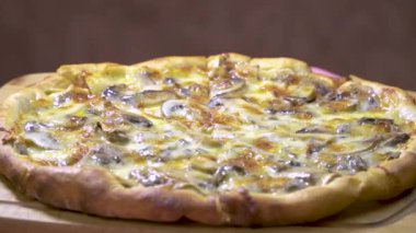 Lezzetli pişmiş geleneksel Türk ve Arapça Pide veya Pizza malzemelerle mozzarella peyniri, mantar, sütlü tereyağı ve özel otlar ormanda pişmiş fırın ateş. Ahşap tahta üzerinde döndürme