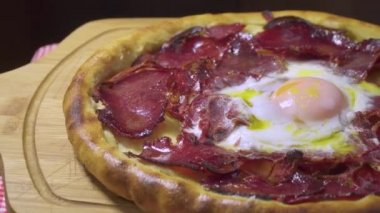 Türkçe ve Arapça geleneksel Ramazan yemek Pide veya Pizza maddeler Helal pastırma, yumurta, mozzarella peyniri, tereyağı ve baharat beyaz rustik ahşap zemin üzerinde olan pastırma ile. Dönen atış.