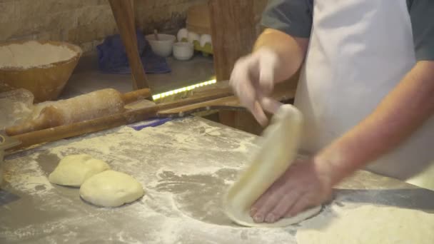 Der Konditorei Werden Pizza Oder Pide Teig Von Männlichen Händen — Stockvideo