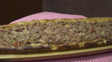 Türkçe ve Arapça geleneksel Ramazan yemek Pide bambu kesme tahtası üzerinde kıyılmış et ile. Ahşap ateş fırında pişmiş