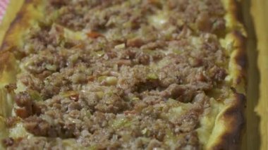 Türkçe ve Arapça geleneksel Ramazan yemek Pide bambu kesme tahtası üzerinde kıyılmış et ile. Ahşap ateş fırında pişmiş