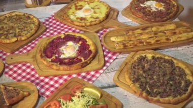 Türkçe ve Arapça geleneksel fırında Ramazan yemek Pide veya Pizza malzemelerle dilimlenmiş Helal kuzu eti, tereyağı, peynir ve baharatlı otlar. Dönen atış. Kopya alanı için metin alanı.