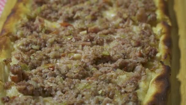 トルコ語とアラビア語の伝統的なラマダン食品 Pide 竹のまな板に挽肉を 木発射されたオーブンで調理 — ストック動画