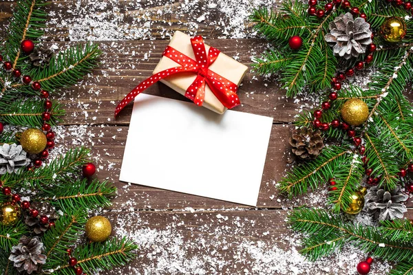 Weihnachtsgrußkarte mit Geschenkbox und Dekoration Stockfoto