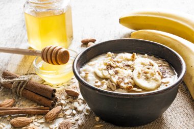 muz, bal, tarçın ve fındık ile sağlıklı ev yapımı yulaf ezmesi