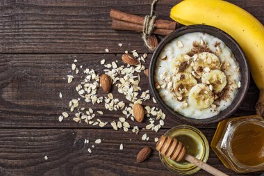 Seramik kase yulaf lapası. Üstten Görünüm