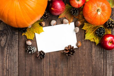 Mutlu Şükran Günü tebrik kartı mevsimlik meyve ve sebze ile