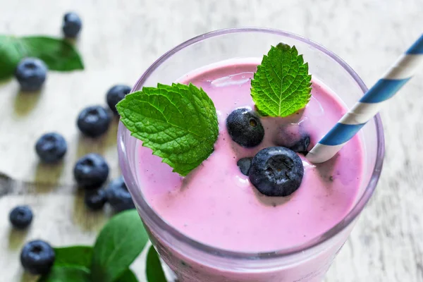 Blueberry smoothie taze nane ve olgun çilek ile