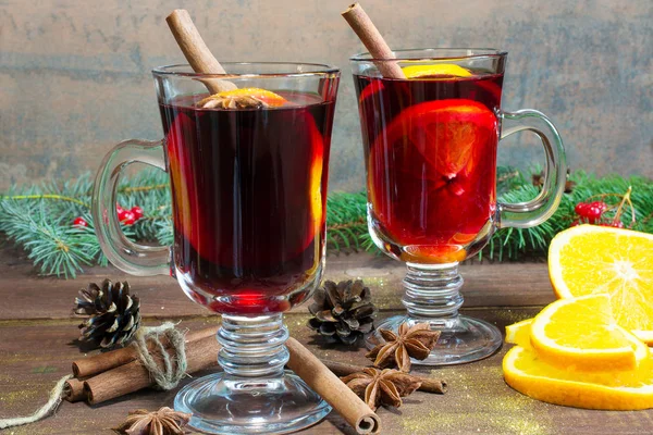 Vin brulè di Natale caldo con bastoncini di cannella, anice e arancia — Foto Stock