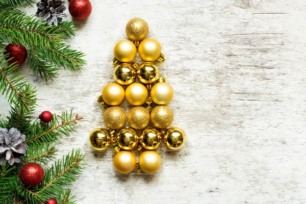 Weihnachtsbaum aus goldenen Kugeln und Tannenzweigen — Stockfoto