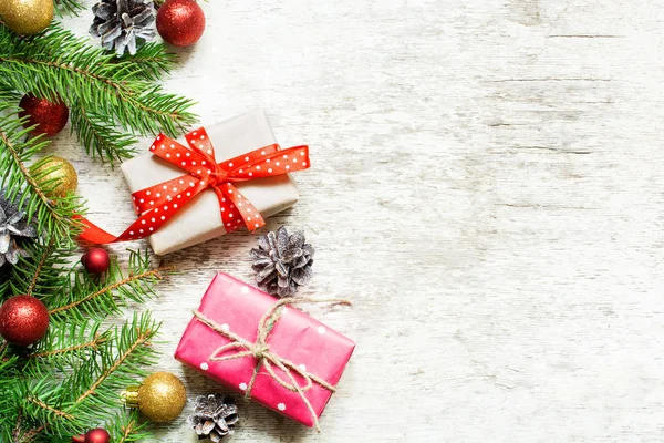 Noel arkaplanı köknar dalları ve hediye kutularıyla