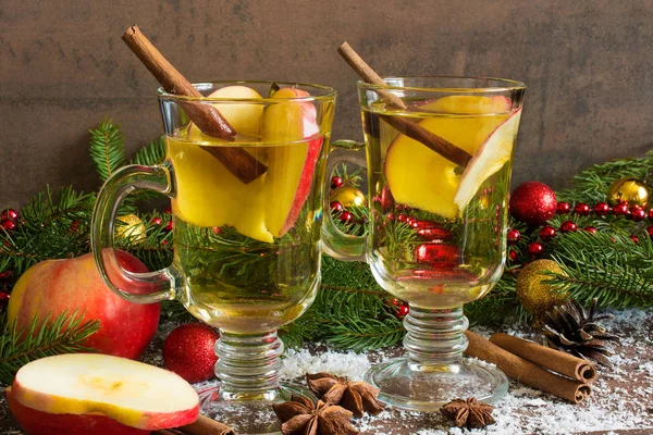 Christmas mulled cider with cinnamon, anise and apple — Stock Photo, Image