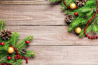 çam kozalakları ve süslemeleri ile Noel köknar ağacı