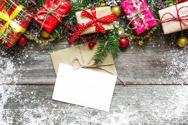 선물 상자와 장식 크리스마스 인사말 카드 — 스톡 사진