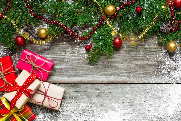 나무 테이블에 장식으로 크리스마스 선물 상자 — 스톡 사진