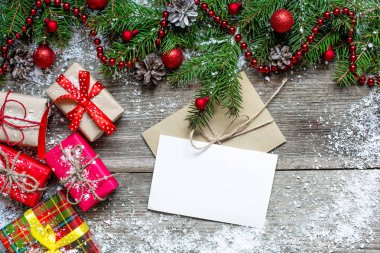 Noel tebrik kartı hediye kutuları, çam ağacı ve dekorasyon