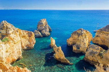 Atlantik Okyanusu güzel Deniz Manzaralı kayalar ve kayalıklarla