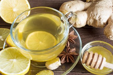 zencefil çayı transparen Kupası ile limon, bal ve baharatlar