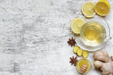 Rustik ahşap zemin üzerine zencefil çayı fincan