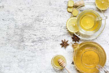 Rustik ahşap zemin üzerine zencefil çayı fincan