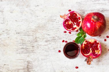 Nar suyu olgun nar meyve ile