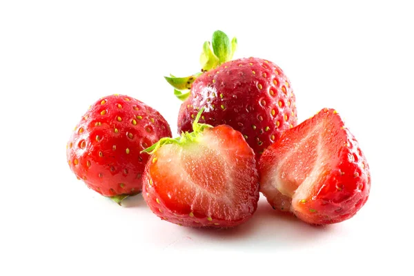 Fresas frescas maduras aisladas sobre fondo blanco — Foto de Stock