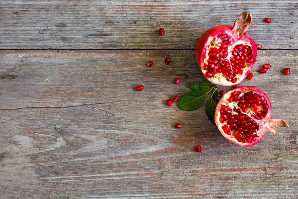 Sulu nar meyve ahşap antika masa üzerinde