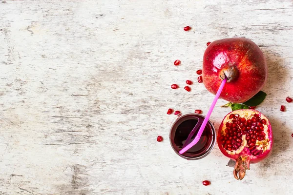 Nar suyu bir saman ve olgun nar meyve ile