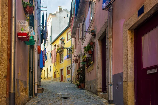 Típica calle tradicional portuguesa en Lisboa, Portugal — Foto de Stock