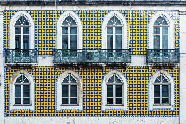 Arquitetura típica de Lisboa. azulejos fachada com janelas — Fotografia de Stock