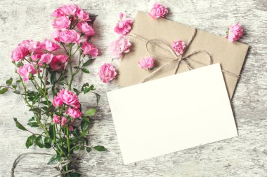 pembe Gül çiçek ile boş beyaz tebrik kartı. yukarı alay
