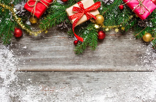 Fir julgran med presentaskar, kottar och dekorationer — Stockfoto