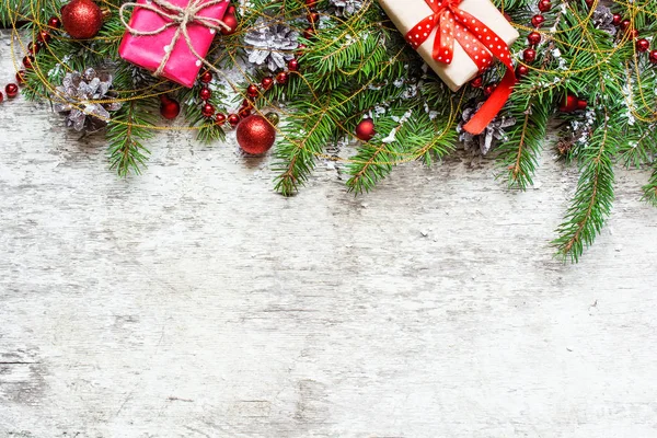 Vánoční pozadí s dekoracemi a dárkové krabice — Stock fotografie