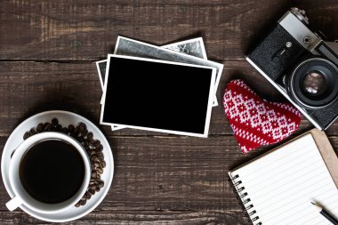 retro Vintage fotoğraf makinesi ve kahve fincanı kırmızı örgü kalp ve b